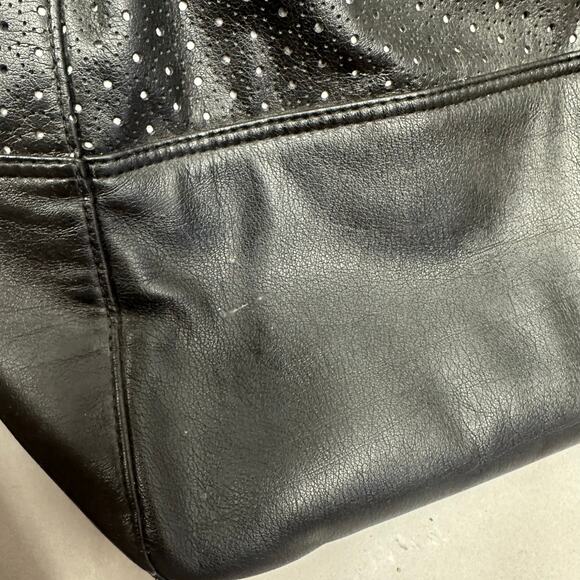 Lululemon Daily Gym Bag in Black Medium Duffle Overnight Faux Leather Top Handle - Picture 4 of 16